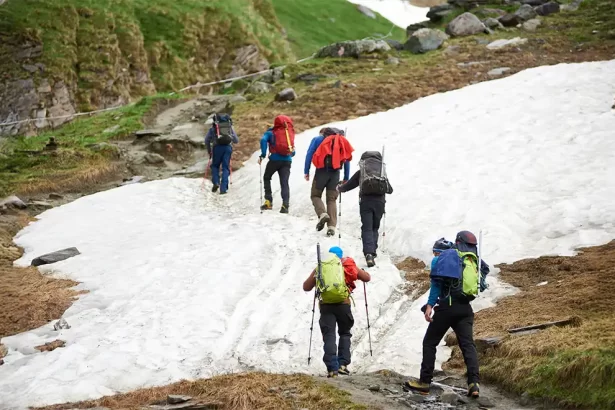 hampta pass trekking